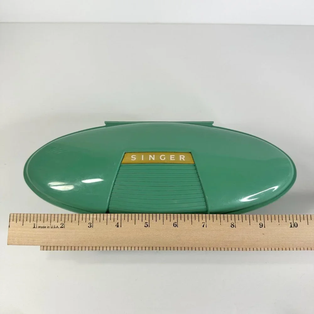 Singer Buttonholer in Case with Cams - Picture 15 of 16